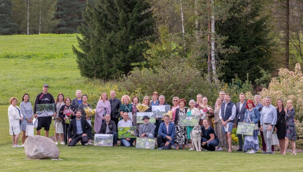 Maakonna kauneima kodu tunnustamissündmuseks koguneti „Eesti kaunis kodu” laureaadi perekond Kundi koduhoovil. Foto: Aigar Nagel